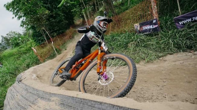 Kejuaraan balap sepeda downhill prestisius 76 Indonesian Downhill 2024 bakal segera memasuki putaran terakhir di Klemuk Bike Park, Batu, Jawa Timur pada Sabtu-Minggu, 9-10 November mendatang. [Dok. Istimewa]