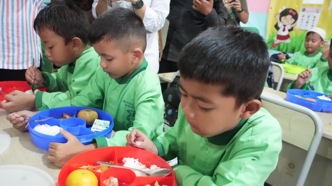 Program Makan Gratis di Kabupaten Bogor Sukses Bikin Siswa Senang, DPR RI Apresiasi