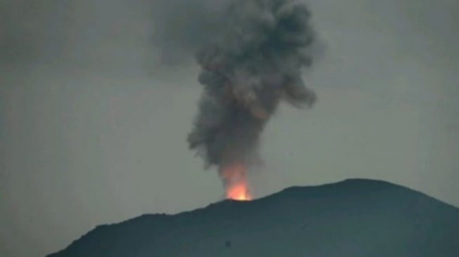 Warga Sekitar Gunung Lewotobi Laki-laki Diminta Tidak Kembali ke Rumah Meski Ada Keluarga yang Masih Hilang