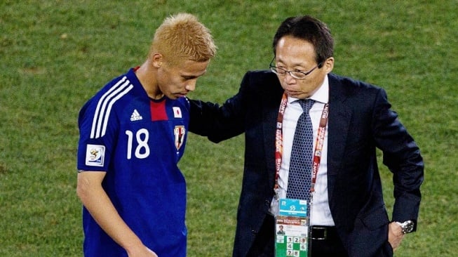 Gelandang Jepang Keisuke Honda berbicara dengan pelatih Takeshi Okada di akhir pertandingan babak 16 besar Piala Dunia 2010 antara Paraguay vs Jepang pada 29 Juni 2010 di Stadion Loftus Versfeld di Tshwane/Pretoria. Paraguay memenangkan adu penalti 5-3 untuk melaju ke perempat final. FOTO AFP/YASUYOSHI CHIBAYASUYOSHI CHIBA / AFP