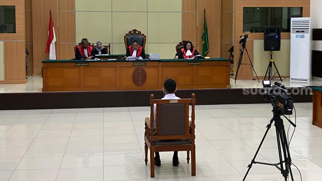 Terdakwa Yudha Arfandi dalam sidang putusan kasus kematian Raden Andante yang digelar di Pengadilan Negeri Jakarta Timur, Senin (4/11/2024). [Suara.com/Tiara Rosana]