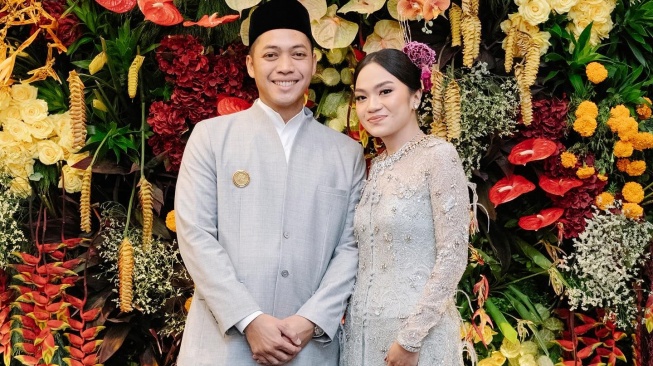 Potret pertunangan Rasyid Rajasa dan Tamara Kalla. [Instagram/@ebyfamily]