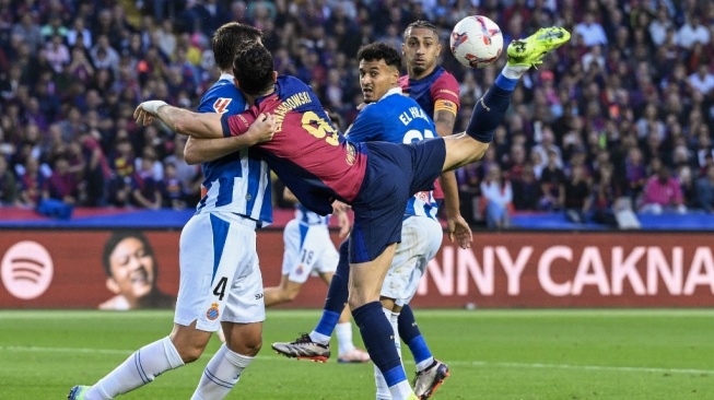 Nama dan foto musisi Indonesia, Denny Caknan muncul di papan iklan elektronik Stadion Camp Nou yang tengah menggelar pertandingan Barcelona vs Espanyol dalam lanjutan La Liga Spanyol 2024/2025, Minggu (3/11/2024) malam WIB. [AFP]