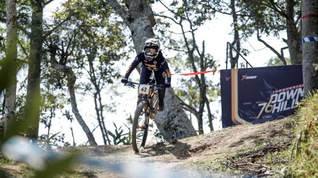 Downhiller Elite Perebutkan Juara Umum 76 Indonesian Downhill 2024 di Klemuk Bike Park