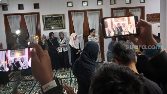 Suasana rumah duka Dina Mariana di kawasa Meruyung, Depok, Jawa Barat, Minggu (3/11/2024). [Suara.com/Tiara Rosana]