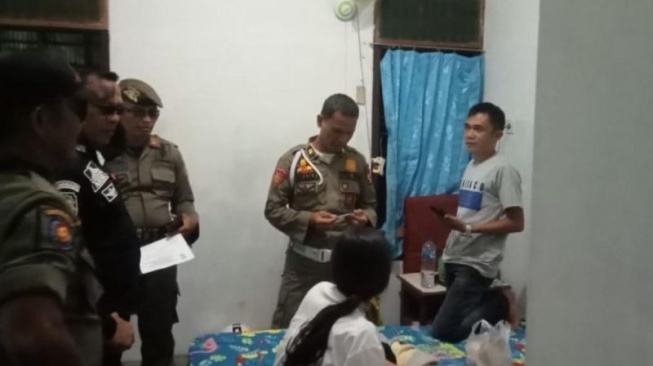 Indehoi di Penginapan, 2 Pasangan Bukan Suami-Istri Diciduk Satpol PP Agam