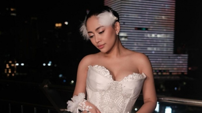 Pesona 'The Swan Lake': Rachel Vennya Kenakan Outfit Angsa Putih yang Memikat (Instagram)