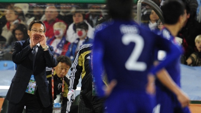 Pelatih Timnas Jepang Takeshi Okada berteriak kepada para pemainnya selama babak 16 besar Piala Dunia 2010 antara Paraguay vs Jepang pada 29 Juni 2010 di Stadion Loftus Versfeld di Tshwane/Pretoria. FOTO AFP / JOHN MACDOUGALLJOHN MACDOUGALL / AFP.