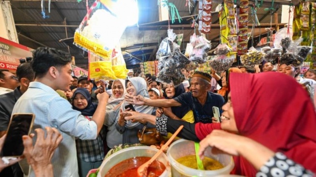 Wapres Gibran Rakabuming saat blusukan ke Pasar Kahayan, Kalimantan Tengah. (Foto: BPMI Setwapres)