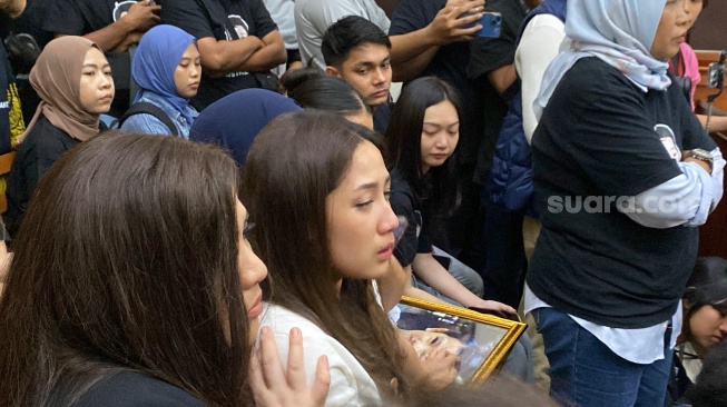 Tamara Tyasmara menangis saat dengar vonis hakim untuk Yudha Arfandi, terdakwa pembunuh Dante. [Suara.com/Tiara Rosana]