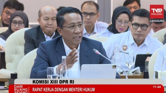 Menteri Hukum Supratman Andi Agtas saat rapat dengan Komisi XIII DPR di Kompleks Gedung Parlemen Senayan, Jakarta, Senin (4/11/2024). [Tangkapan layar]