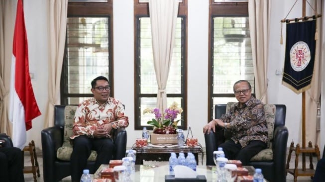 Calon Gubernur (Cagub) Jakarta, Ridwan Kamil (RK) menggelar audiensi dengan Uskup Agung Jakarta, Mgr Ignatius Suharyo di Gereja Katedral, Jakarta Pusat, Senin (4/11/2024) siang. (Foto: Tim RK)