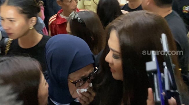 Ibu Tamara Tyasmara, Ristya Aryuni menangis saat mendengar Yudha Arfandi ajukan banding di Pengadilan Negeri Jakarta Timur pada Senin (4/11/2024). [Suara.com/Tiara Rosana]