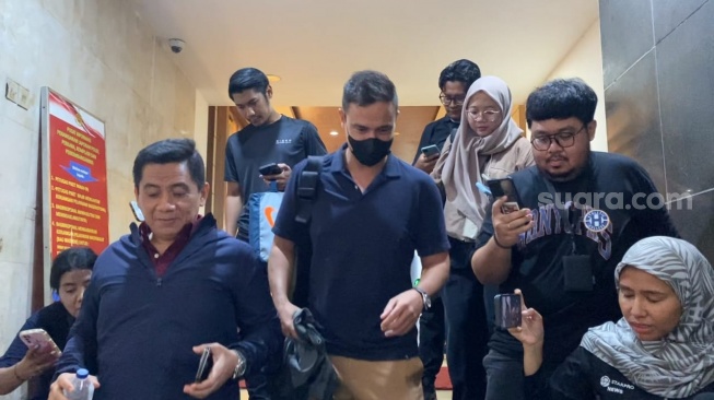 Hamish Daud bersama pengacara Sandy Arifin keluar dari Gedung Ditreskrimum Polda Metro Jaya pada Selasa (5/11/2024) sore. Namun sayangnya, suami Raisa itu tak mengungkap apa maksud ke datangannya. [Adiyoga Priyambodo/Suara.com]