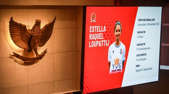 Layar menampilkan keterangan pemain Timnas putri Estella Loupatty pada Rapat Paripurna DPR di Kompleks Parlemen, Senayan, Selasa (5/11/2024). [ANTARA FOTO/Dhemas Reviyanto/foc]