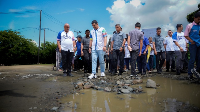 Bobby Nasution mengecek jalan rusak saat di Kabupaten Nias Utara. [Ist]