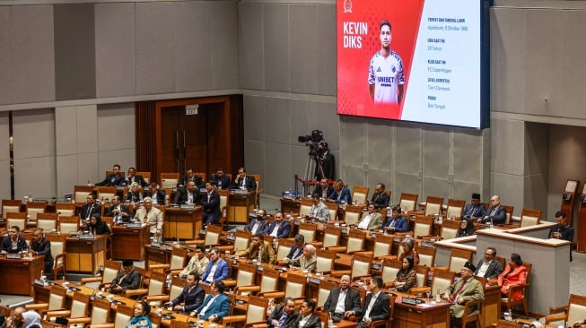 Layar menampilkan keterangan pemain Timnas putra Kevin Diks pada Rapat Paripurna DPR di Kompleks Parlemen, Senayan, Selasa (5/11/2024). [ANTARA FOTO/Dhemas Reviyanto/foc]