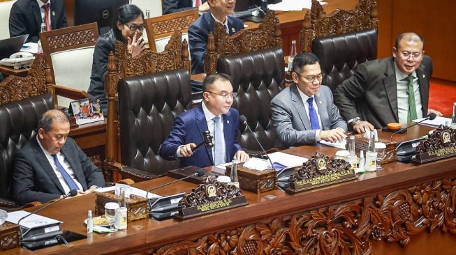 Wakil Ketua DPR Sufmi Dasco Ahmad (kedua kiri), Saan Mustopa (kiri), Adies Kadir (kedua kanan) dan Cucun Ahmad (kanan) saat memimpin Rapat Paripurna DPR di Kompleks Parlemen, Senayan, Selasa (5/11/2024). [ANTARA FOTO/Dhemas Reviyanto/foc]