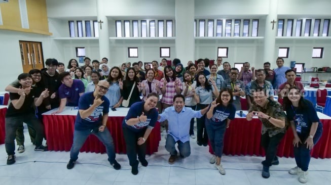 Pemimpin Redaksi Suara.com, Suwarjono (tengah) bersama para pemateri dan peserta foto bersama saat Workshop Kolaborasi Suara.com dan Universitas Atma Jaya Yogyakarta  di Auditorium Kampus 4 Gedung Bunda Teresa FISIP UAJY, pada Jumat (1/11/2024) dan Sabtu (2/11/2024). [Dokumen Suara.com]