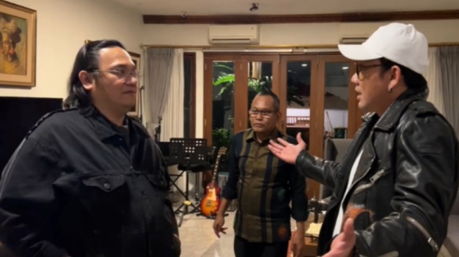 Farhat Abbas beradu mulut dengan Denny Sumargo. (TikTok/dennysumargoreal)