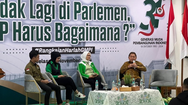 Politisi senior Partai Persatuan Pembangunan (PPP) Ali Hardi Kiaidemak (kanan) dalam diskusi bertajuk ‘Tidak Lagi di Senayan, PPP Harus Bagaimana?’ yang digelar di Kantor DPP PPP, Jakarta. (Suara.com/Fakhri)