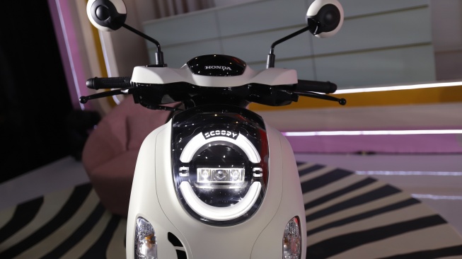 All New Honda Scoopy generasi ke-6 memiliki desain lampu depan baru saat diluncurkan pada 5 November 2024 di Cikarang, Jawa Barat. [Dok AHM]