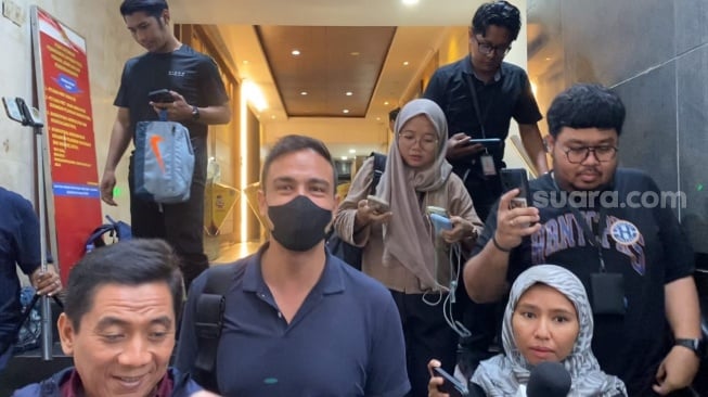 Hamish Daud bersama pengacara Sandy Arifin keluar dari Gedung Ditreskrimum Polda Metro Jaya pada Selasa (5/11/2024) sore. Namun sayangnya, suami Raisa itu tak mengungkap apa maksud ke datangannya. [Adiyoga Priyambodo/Suara.com]