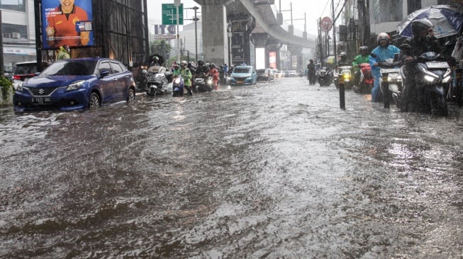 Sejumlah kendaraan melintas saat banjir merendam Jalan Cipete Utara, Jakarta, Selasa (5/11/2024). [ANTARA FOTO/Zaky Fahreziansyah/RIV/rwa]