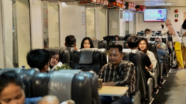 Penumpang di dalam Kapal milik PT ASDP Indonesia Ferry (Persero).