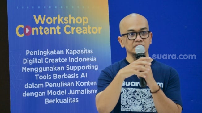 Pemimpin redaksi Yoursay Rendy Adrikni Sadikin memberikan materi saat workshop Kolaborasi Suara.com dan Universitas Atma Jaya Yogyakarta  di Auditorium Kampus 4 Gedung Bunda Teresa FISIP UAJY, pada Jumat (1/11/2024) dan Sabtu (2/11/2024). [Dokumen Suara.com]