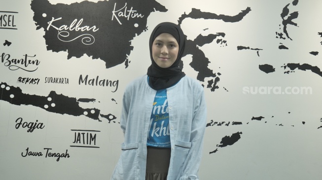 Adhisty Zara di sela kunjungannya ke redaksi Suara.com, Selasa (5/11/2024) [Suara.com/Hyoga Dewa Murti]