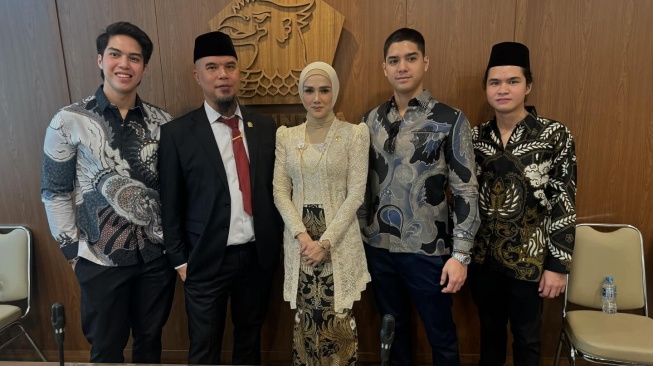 Ahmad Dhani dan Mulan Jameela bersama Al Ghazali, El Rumi dan Dul Jaelani. [Instagram]