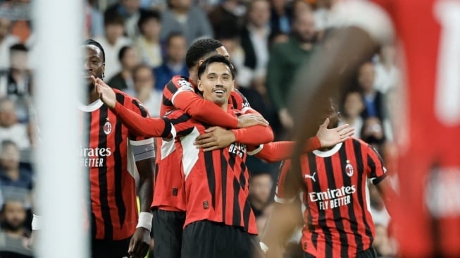 Gelandang AC Milan keturunan Indonesia, Tijani Reijnders (tengah) merayakan gol selama pertandingan ke-4 Liga Champions 2024/2025 antara Real Madrid vs AC Milan di stadion Santiago Bernabeu di Madrid pada tanggal 5 November 2024.OSCAR DEL POZO / AFP