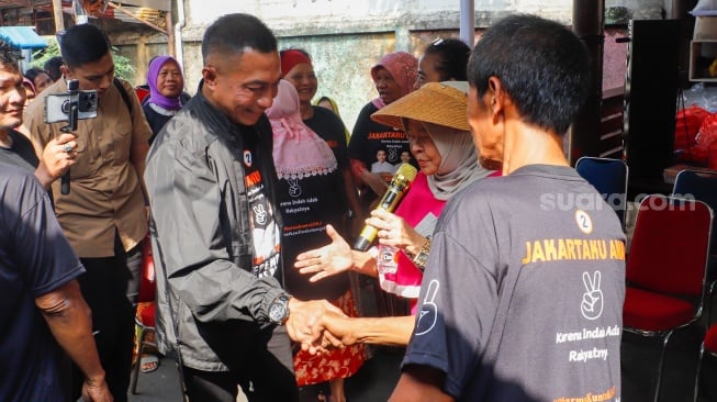 Calon Gubernur Jakarta nomor urut 2, Dharma Pongrekun saat datang menemui warga di Pasar Minggu, Jakarta, Rabu (6/11/2024). [Suara.com/Alfian Winanto]
