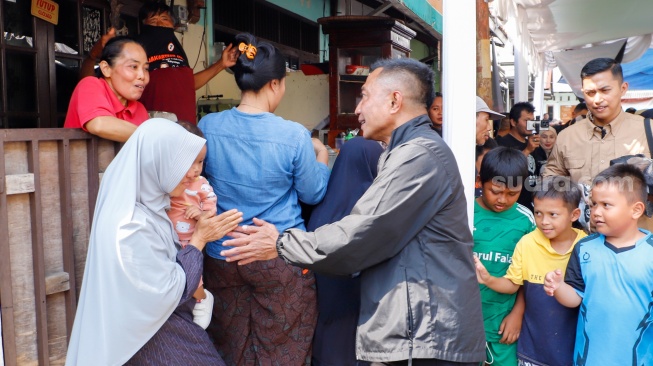 Calon Gubernur Jakarta nomor urut 2, Dharma Pongrekun saat datang menemui warga di Pasar Minggu, Jakarta, Rabu (6/11/2024). [Suara.com/Alfian Winanto]
