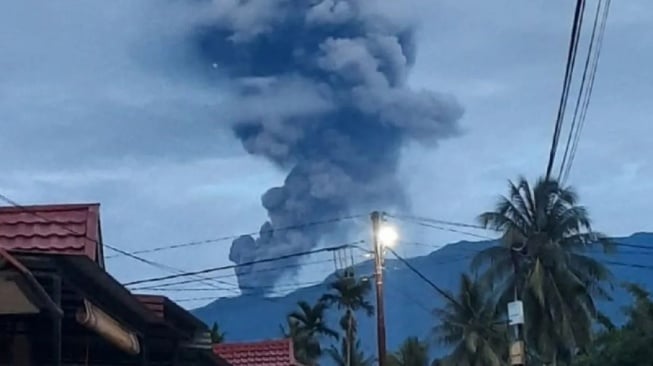 Bukittinggi Dihujani Abu Vulknaik Erupsi Gunung Marapi