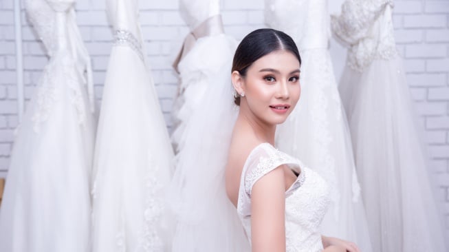 Ilustrasi pengantin wanita memakai sunscreen (freepik.com/freepik)