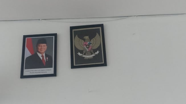 Prabowo Saja yang Terpajang, Siswa Copot Foto Gibran di Sekolah, Netizen: Sampai Segitunya