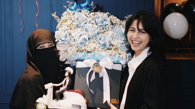 Komentar Umi Pipik di Foto Ultah Sintya Marisca Diserbu Netizen: Ugal-ugalan Banget