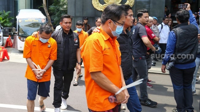 Tersangka ditampilkan saat rilis kasus narkoba di Polda Metro Jaya, Jakarta, Rabu (6/11/2024). [Suara.com/Alfian Winanto]