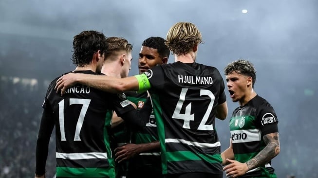 Para pemain Sporting Lisbon merayakan gol ke gawang Manchester City dalam lanjutan Liga Champions 2024/2025 di Stadion Jose Alvalade, Lisbon, Rabu (6/11/2024) dini hari WIB. [Dok. IG@sportingcp]