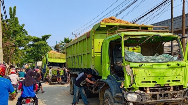 Ratusan Warga Geram, Truk Tambang Proyek Strategis Nasional PIK 2 Dijarah dan Dirusak Usai Sering Bikin Kecelakaan