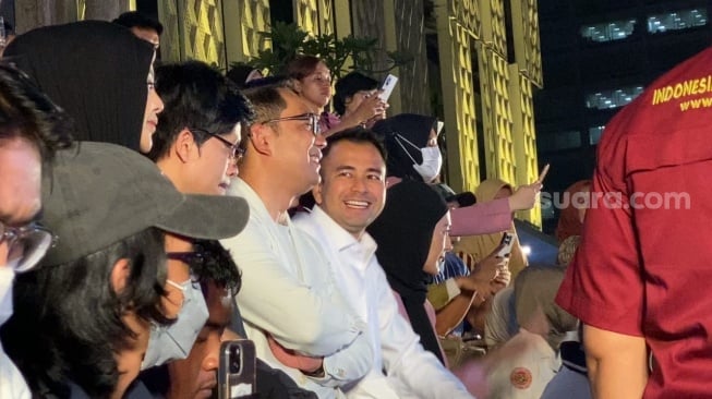 Raffi Ahmad dan Ridwan Kamil di Anjungan Sarinah, Jakarta, Kamis (7/11/2024). [Suara.com/Adiyoga Priyambodo]