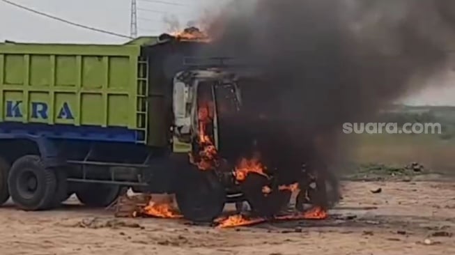 Tangkapan layar video viral warga di Kosambi bentrok dengan polisi dan bakar truk tanah, Kamis (7/11/2024). [Istimewa]