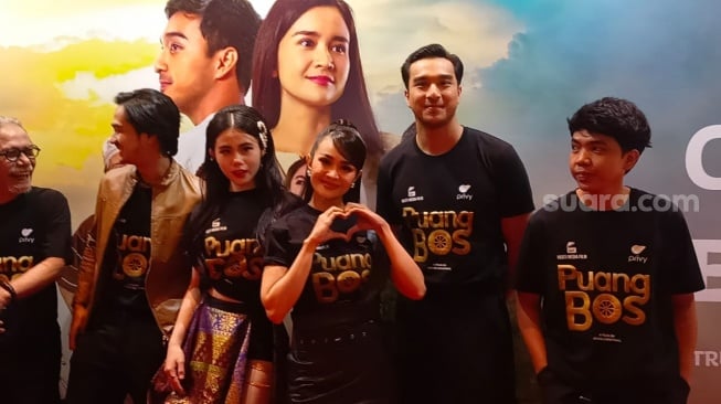 Zoe Levana, Michelle Ziudith, Ibrahim Risyad dan Arif Brata sebagai pemain dari film Puang Bos saat gala premiere di Epicentrum, Kuningan Jakarta Selatan pada Kamis (7/11/2024). [Suara.com/Rena Pangesti]