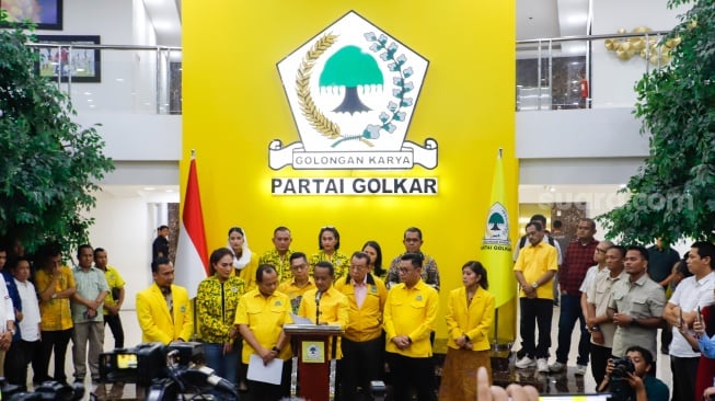 Ketua Partai Golkar Bahlil Lahadalia (tengah) ditemani jajaran Partai memberikan pernyataan pers di Gedung DPP Partai Golkar, Jakarta, Kamis (7/11/2024). [Suara.com/Alfian Winanto]