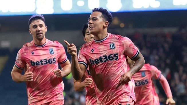 Penyarang keturunan Indonesia, Milion Manhoef mencetak gol untuk Stoke City ke gawang Blackburn Rovers dalam laga pekan ke-14 Championship atau kasta kedua Liga Inggris 2024/2025, Kamis (7/11/2024) dini hari WIB. [Dok. Instagram/@stokecity]