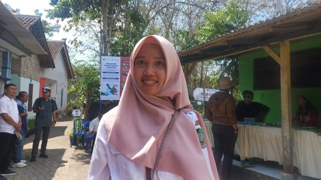 Nutrisionist Puskesmas Singojuruh, Ruvy Rizka pendamping ibu-ibu di Kebun Gizi Cawang by Danone Indonesia, di Desa Benelan Kidul, Kec.Singojuruh, Banyuwangi, Jawa Timur, Rabu (6/11/2024). (Suara.com/Dini Afrianti Efendi)