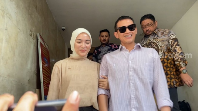 Rezky Aditya didampingi Citra Kirana usai menjalani gelar perkara di Polda Metro Jaya, Kamis (7/11/2024). [Suara.com/Tiara Rosana]