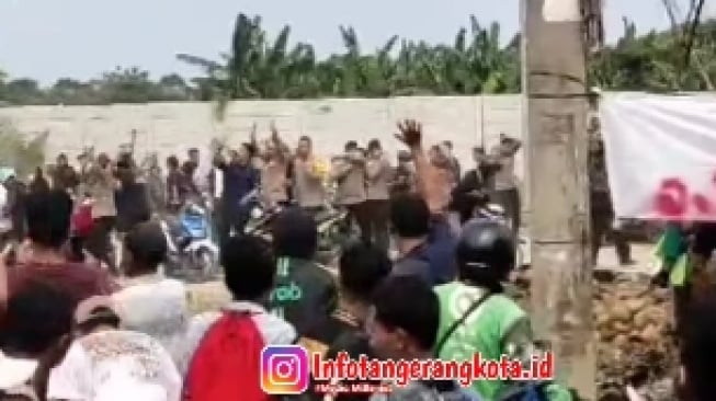 Aksi Protes Truk Tanah di PIK 2 Memanas! Bentrok dengan Massa, Polisi Kocar-kacir Dihujani Batu